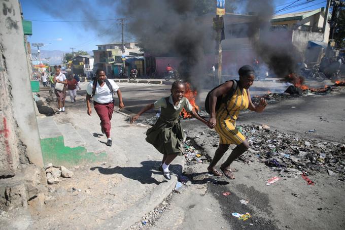 Policías descontentos se manifestaron ayer en la capital haitiana, Puerto Príncipe/ AFP