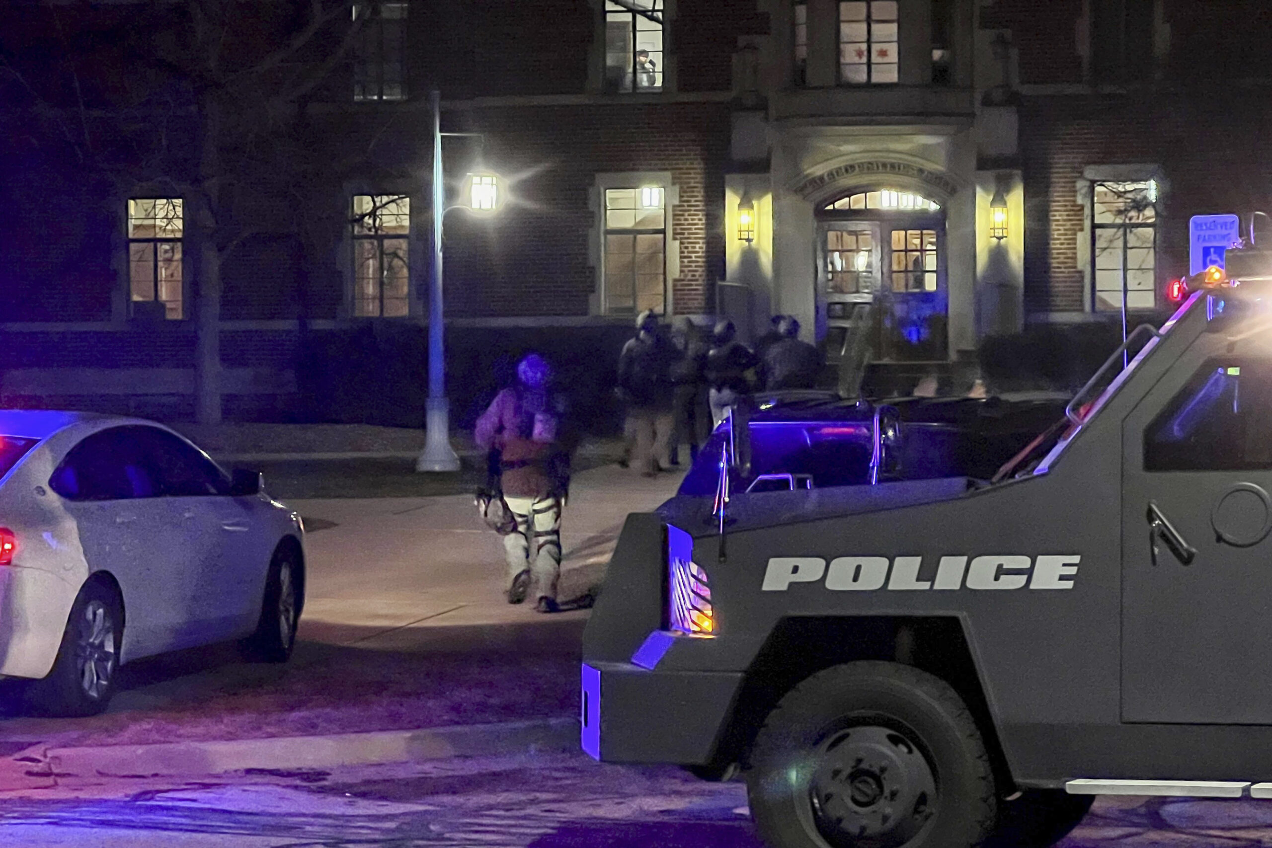 Agentes de la policía llegan al campus de la Universidad Estatal de Michigan, en East Lansing, Michigan, el lunes 13 de febrero de 2023, luego de reportes de disparos. (Jakkar Aimery/Detroit News via AP)