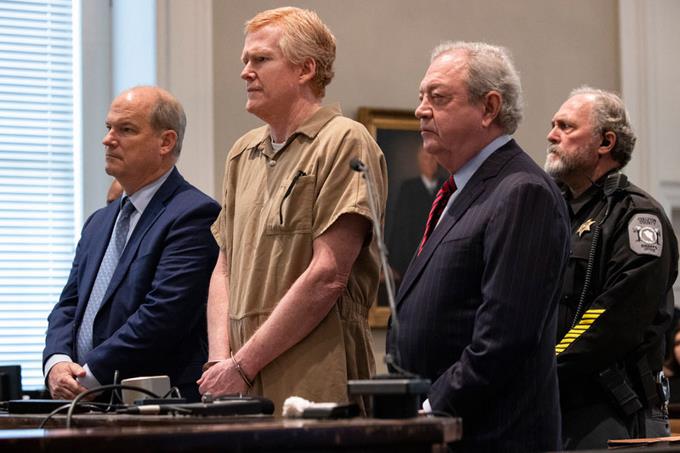 Alex Murdaugh (al centro) escucha los argumentos finales del fiscal Creighton Waters durante su juicio por doble asesinato en un tribunal del condado de Colleton el miércoles 1 de marzo en Walterboro, Carolina del Sur. El abogado fue condenado a cadena perpetua. / AP