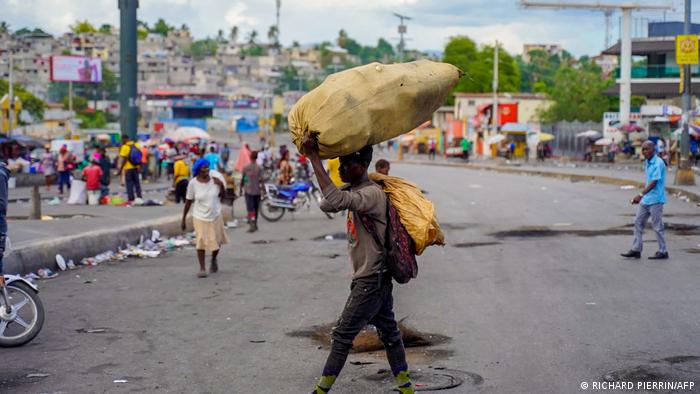 Haitianos se abastecen de alimentos en mercado de la frontera por Dajabón. (ARCHIVO/CENTINELA DIGITAL)