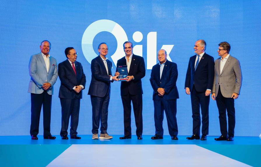 Ejecutivos del Qik Banco Digital entregan la tarjeta al presidente Luis Abinader. (FUENTE EXTERNA)