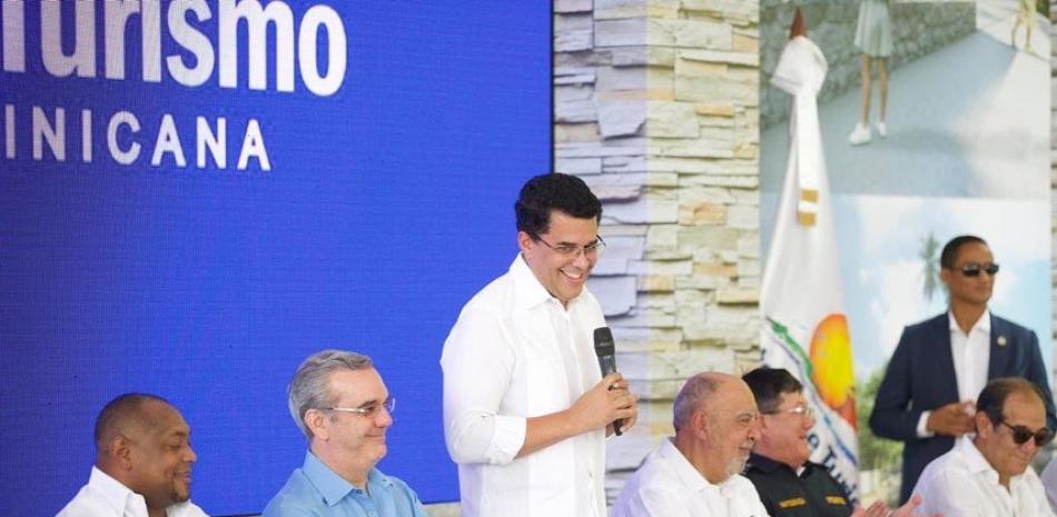 El presidente Luis Abinader y el ministro de Turismo, David Collado, encabezaron el acto en que se anunció el inicio de los trabajos de reconstrucción.EXTERNA