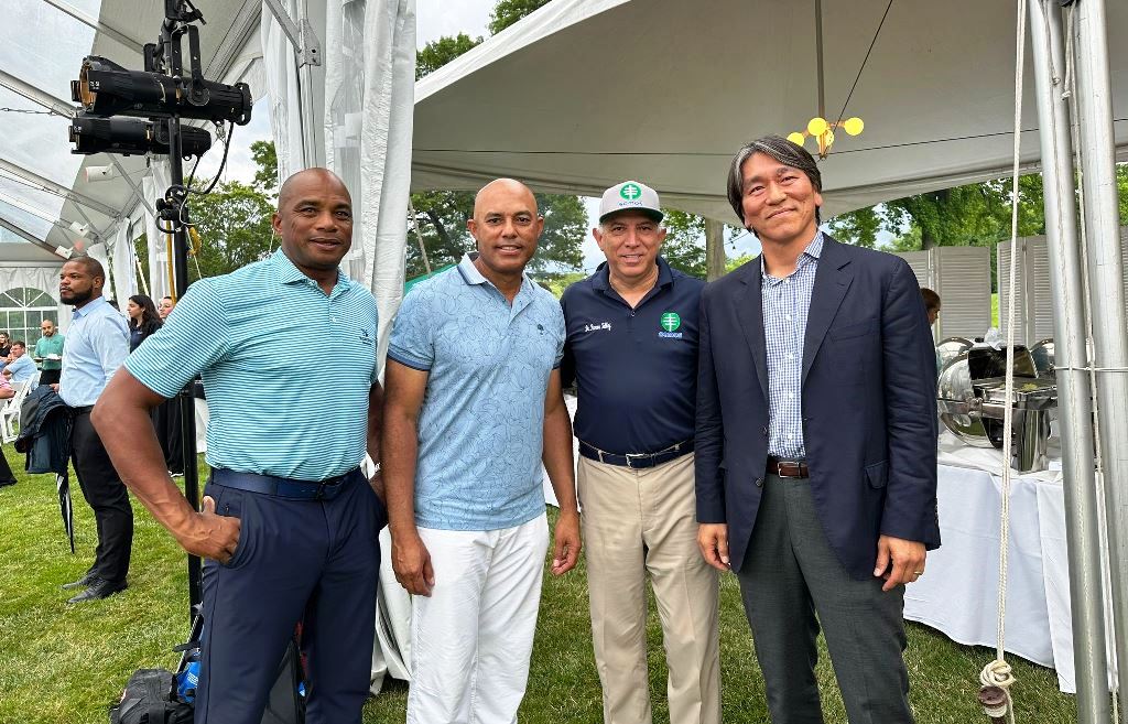 Orlando -El Duque- Hernández, Mariano Rivera, doctor Ramón Tallaj e Hideki Matsui, comparten durante un receso