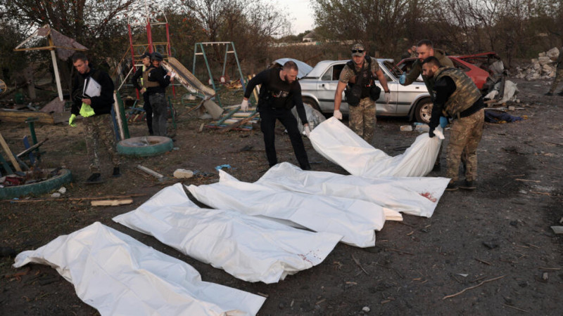 Tras el ataque, periodistas de AFP en el lugar vieron cómo los equipos de rescate sacaban un cadáver de los escombros y colocaban a otros cuerpos carbonizados en bolsas blancas.