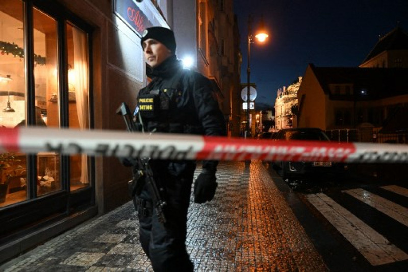 Un oficial de policía asegura el área cerca de la Universidad Carolina en el centro de Praga, el 21 de diciembre de 2023. / AFP