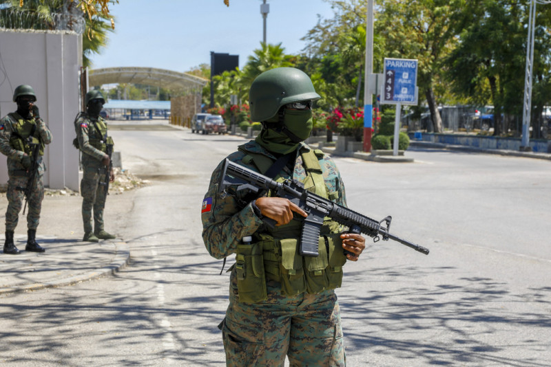 Soldados custodian la entrada del aeropuerto internacional de Puerto Príncipe, Haití.
