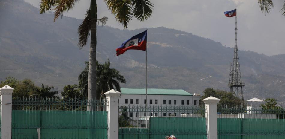 La gente pasa frente al Palacio Nacional en Puerto Príncipe, Haití, el lunes 25 de marzo de 2024. (Foto AP/Odelyn Joseph)ODELYN JOSEPH