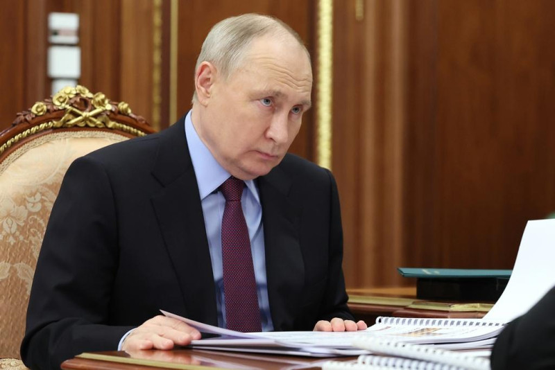 El presidente ruso Vladimir Putin escucha a Georgy Filimonov, gobernador interino del óblast de Vologda, durante su reunión en el Kremlin en Moscú, Rusia.