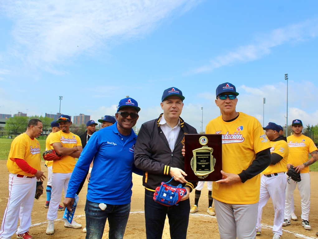 El-lanzador-de-la-MLB-Julián-Tavárez-der.-y-Daniel-Reyes-izq.-reconocen-la-labor-altruista-en-la-comunidad-dominicana-en-Nueva-York-de-Ramón-Tallaj-Jr.