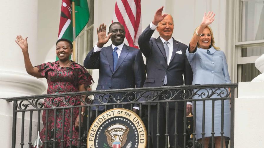 Momento de la visita de William Ruto a Joe Biden en la Casa Blanca. Figuran sus esposas. Los mandatarios trataron varios temas, pero especialmente la crisis en Haití y el despliegue de la fuerza multinacional que encabezará Kenia. (AP PHOTO/JACQUELYN MARTIN)