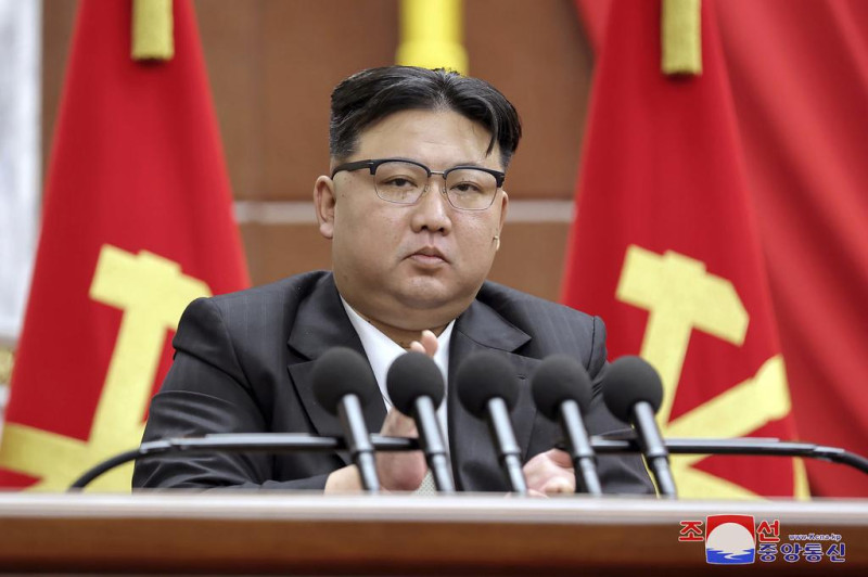 En esta imagen difundida por el gobierno de Corea del Norte, el mandatario norcoreano Kim Jong Un pronuncia un discursoAP