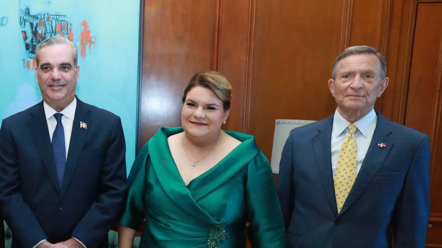 El presidente Luis Abinader, la gobernadora Jenniffer González y el canciller Roberto Álvarez durante el acto en Puerto Rico. (FUENTE EXTERNA)