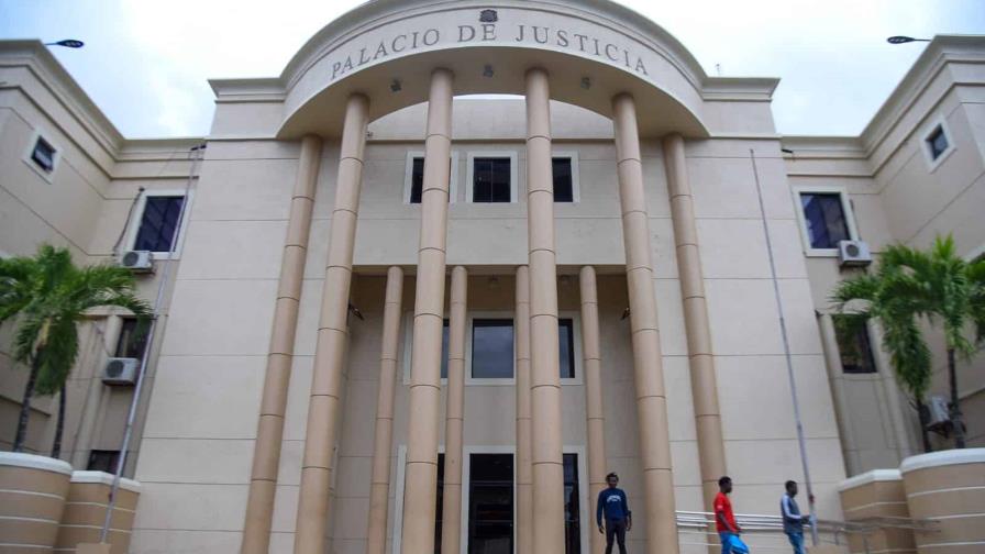La familia realizó una manifestación en el Palacio de Justicia de La Vega. (FUENTE EXTERNA)