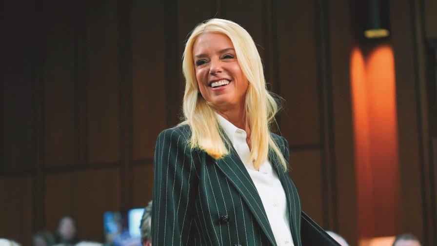 Pamela Bondi tras su llegada al Congreso para su audiencia de confirmación en Washington el 15 de enero.