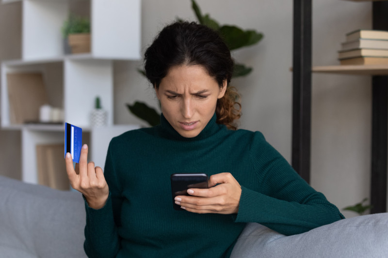 Si solo te dejan pagar por transferencia bancaria o en criptomonedas, mejor huye. / Getty Images
