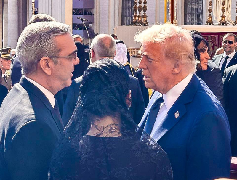 El presidente Luis Abinader y Raquel Arbaje junto a Donald Trump durante ceremonia al papa Francisco. / Fuente externa