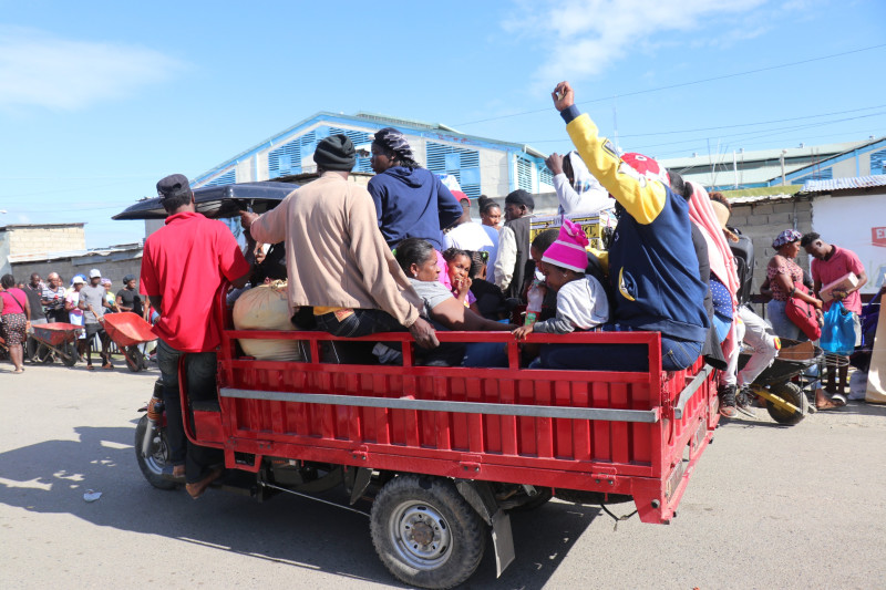 Cientos de migrantes, con sus ajuares a rastros, regresan este lunes 28 de abril, a su natal Haití tras las medidas migratorias tomadas por el gobierno de Repúblcia Dominicana. / Goidy Reyes