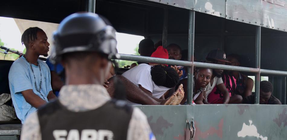 Los haitianos apresados en los operativos son repatriados a su país de origen.