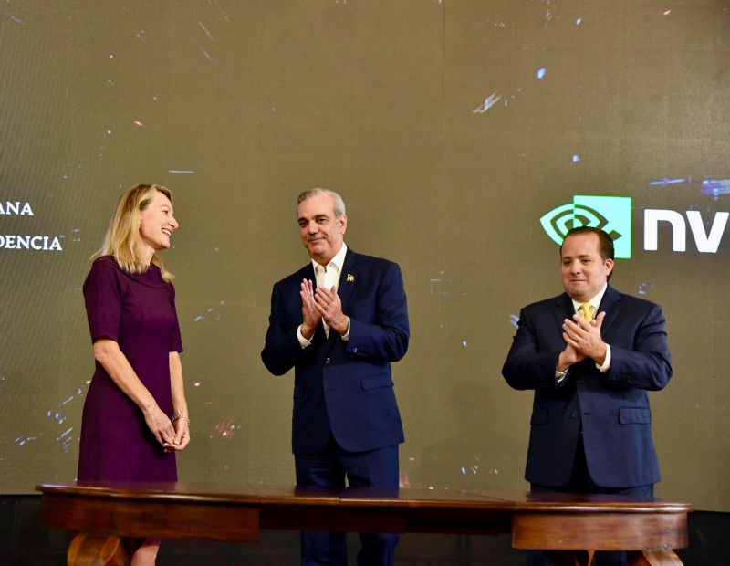 Presidente Luis Abinader, junto a la vicepresidenta de Iniciativas Globales en IA de Nvidia, Kimberly Powell, y el ministro de la Presidencia, José Ignacio Paliza. Fuente: LD