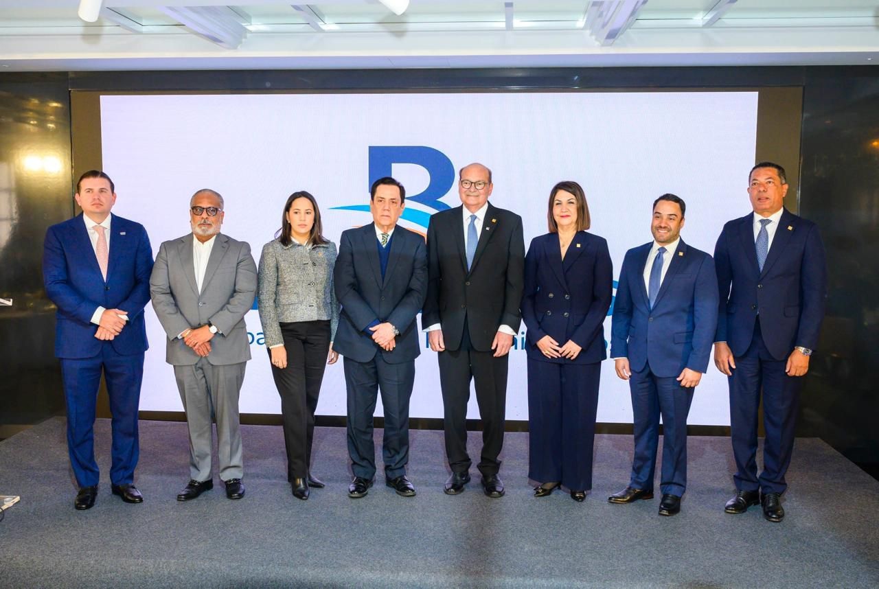 El vicepresidente del Consejo de Directores de Banreservas, Jean Antonio Haché, y funcionarios de Banreservas, junto al embajador y el cónsul general de la República Dominicana en España, Tony Raful y Miguel Marte Piantini, respectivamente, durante un desayuno con periodistas y comunicadores realizado por la institución en el marco de la Feria Internacional de Turismo (Fitur) 2026. (Prensa Banreservas)