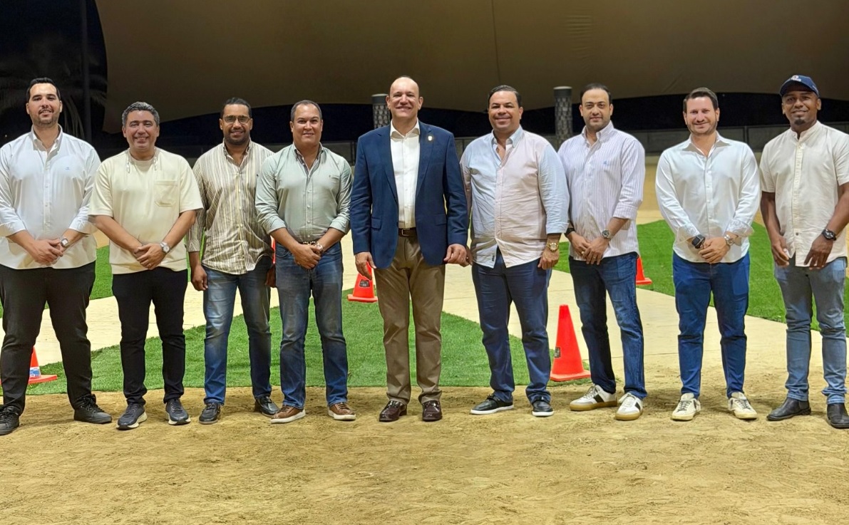 De izquierda a derecha: Pablo Peguero, José Espinal, Álvaro Gómez, Jeron Muñiz, Ulises Rodríguez, Arnulfo Gutiérrez, Héctor Pérez, Alberto Menicucci y Daniel Mena.