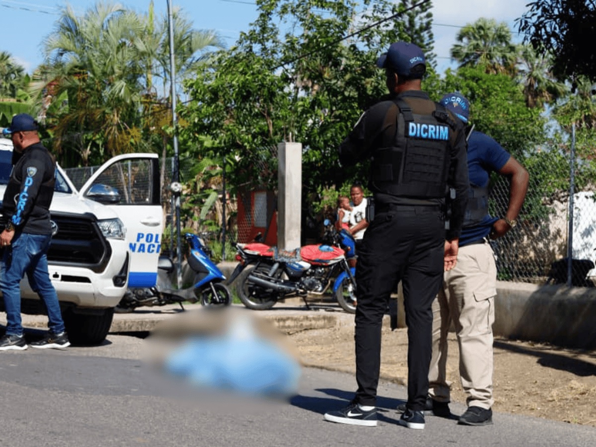 Agentes del Dicrim se presentaron al lugar donde apareció el cuerpo del hombre en el asfalto.