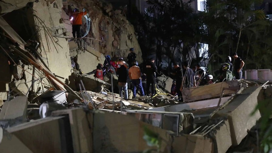 Personas buscan víctimas entre los escombros este miércoles, luego de dos fuertes terremotos sacudieron el Caribe venezolano en Caracas (Venezuela). (EFE/ RAYNER PEÑA)